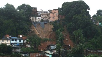 Al menos 15 personas fallecieron la madrugada del martes debido a las lluvias torrenciales que golpearon el sur del estado de Sao Paulo y Rio de Janeiro.