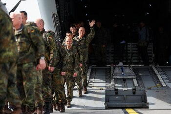 Soldados alemanes salen de un