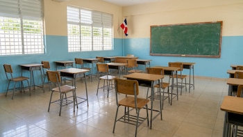 Deserción escolar en la secundaria dominicana afecta a 52,918 adolescentes y deja una brecha salarial del 28 % en mujeres