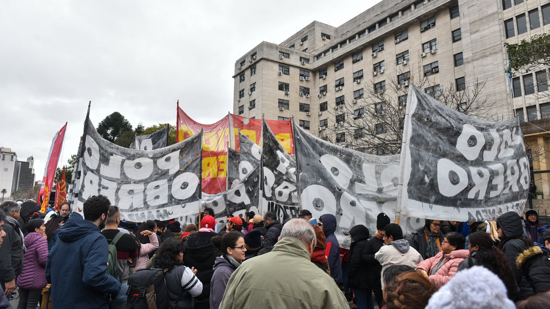La Justicia prohibió a una dirigente imputada entrar a los comedores del Polo Obrero, pero la autorizó a retirar alimentos