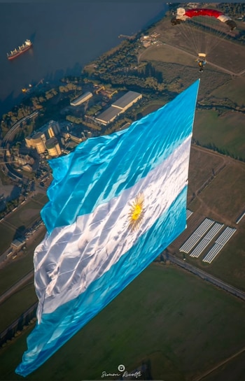 Salto paracaídas bandera argentina