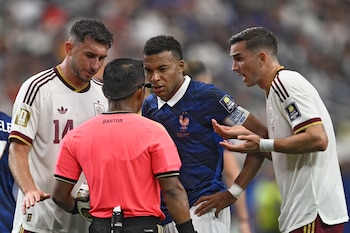 Sin rodeos: Así fue el partido del árbitro salvadoreño Iván Bartón en la semifinal del mundial 2026