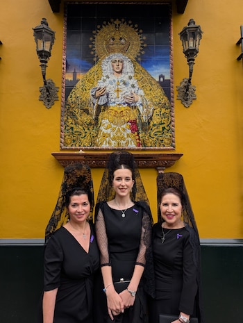 Pilar Toledo (dcha), junto con dos compañeras vestidas de mantilla en la Semana Santa de Sevilla.