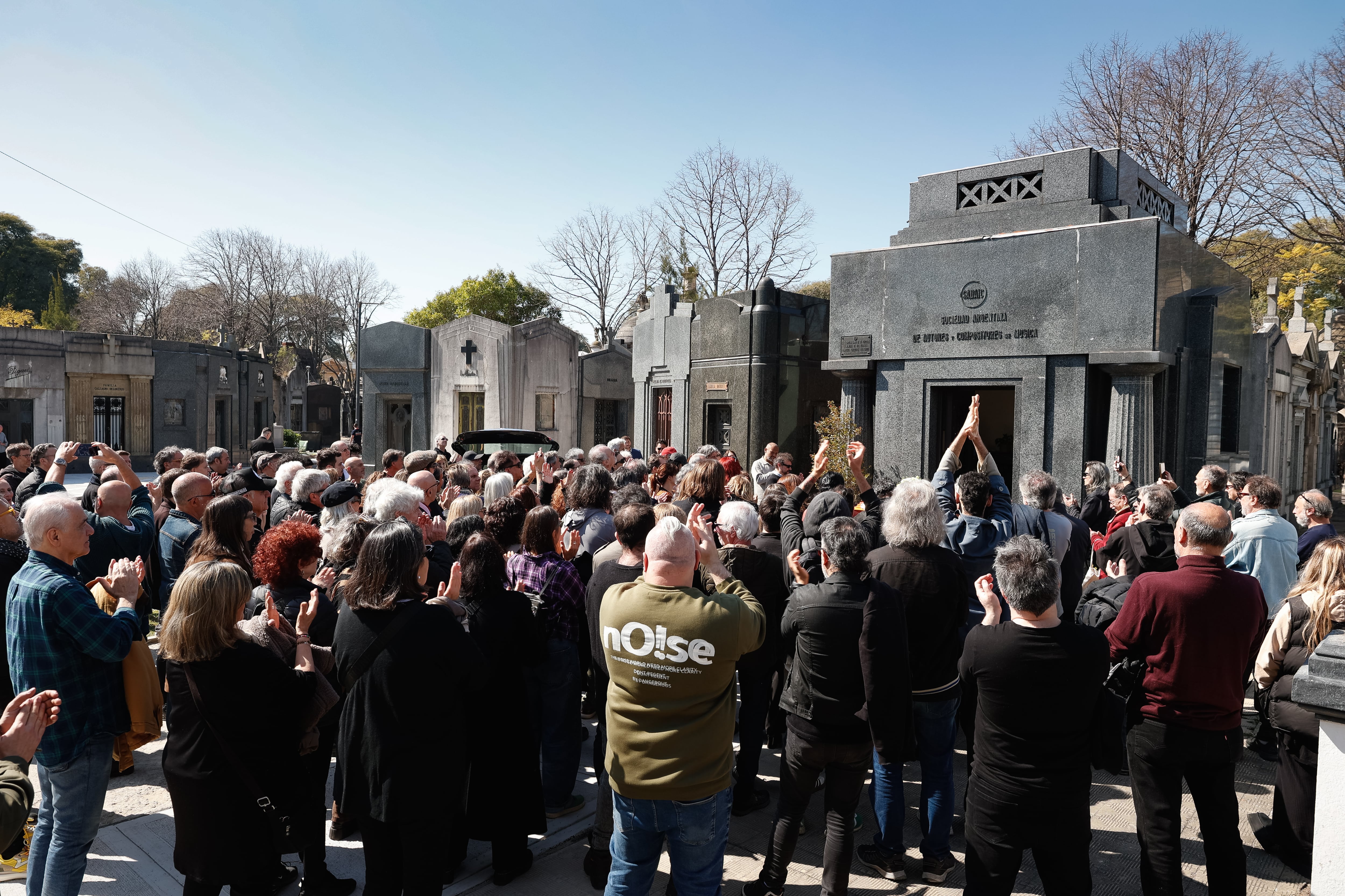 El aplauso final para Miguel Zavaleta, el cantante y fundador de Sueter, frente al Panteón de SADAIC (RSFotos)