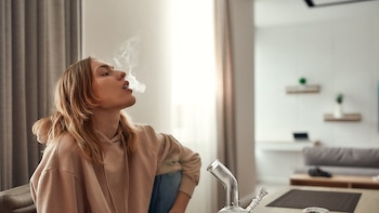 Fumar y vapear marihuana aumenta el riesgo de ataques de asma entre adultos jóvenes, según un estudio