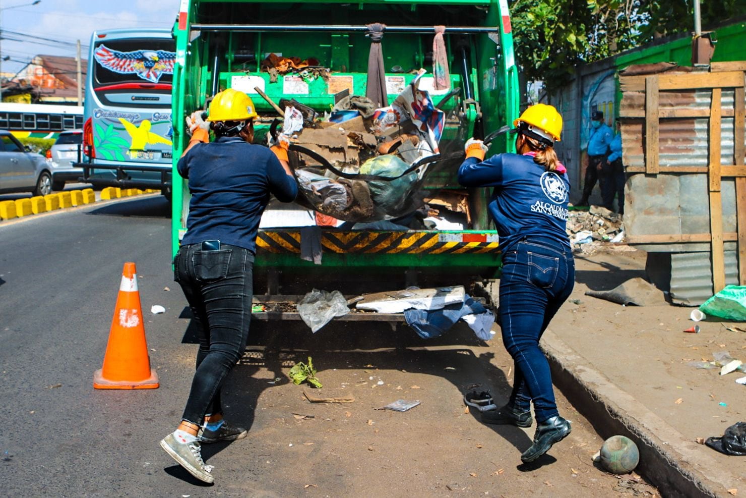 El 95% de los comerciantes colaboró de manera voluntaria para agilizar el proceso de limpieza y liberación de espacios. (Foto cortesía Desechos Solidos San Salvador)