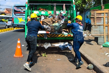 El 95% de los comerciantes colaboró de manera voluntaria para agilizar el proceso de limpieza y liberación de espacios. (Foto cortesía Desechos Solidos San Salvador)