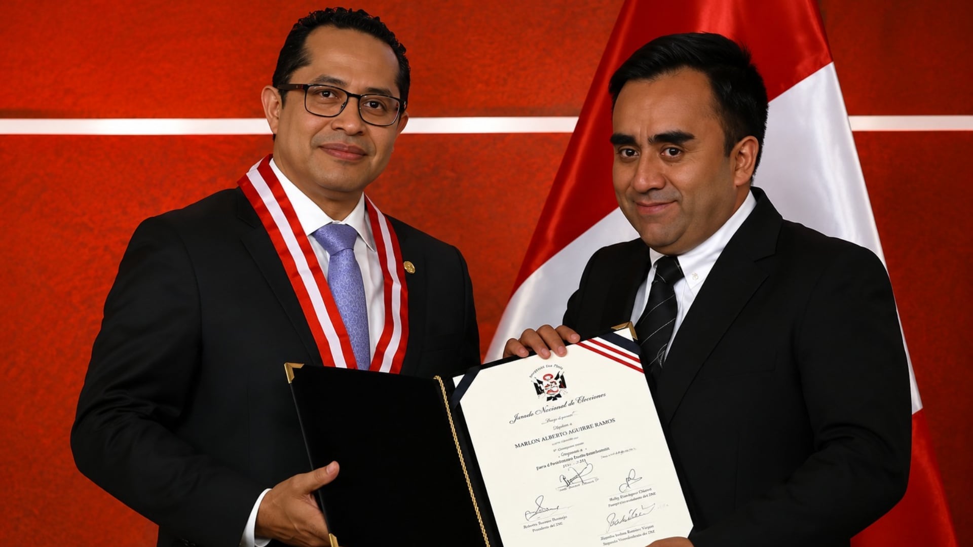 El diputado por Junín Marlon Aguirre posa con su credencial del Jurado Nacional de Elecciones tras cuestionar la democracia interna en la bancada de Juntos por el Perú. (JNE)