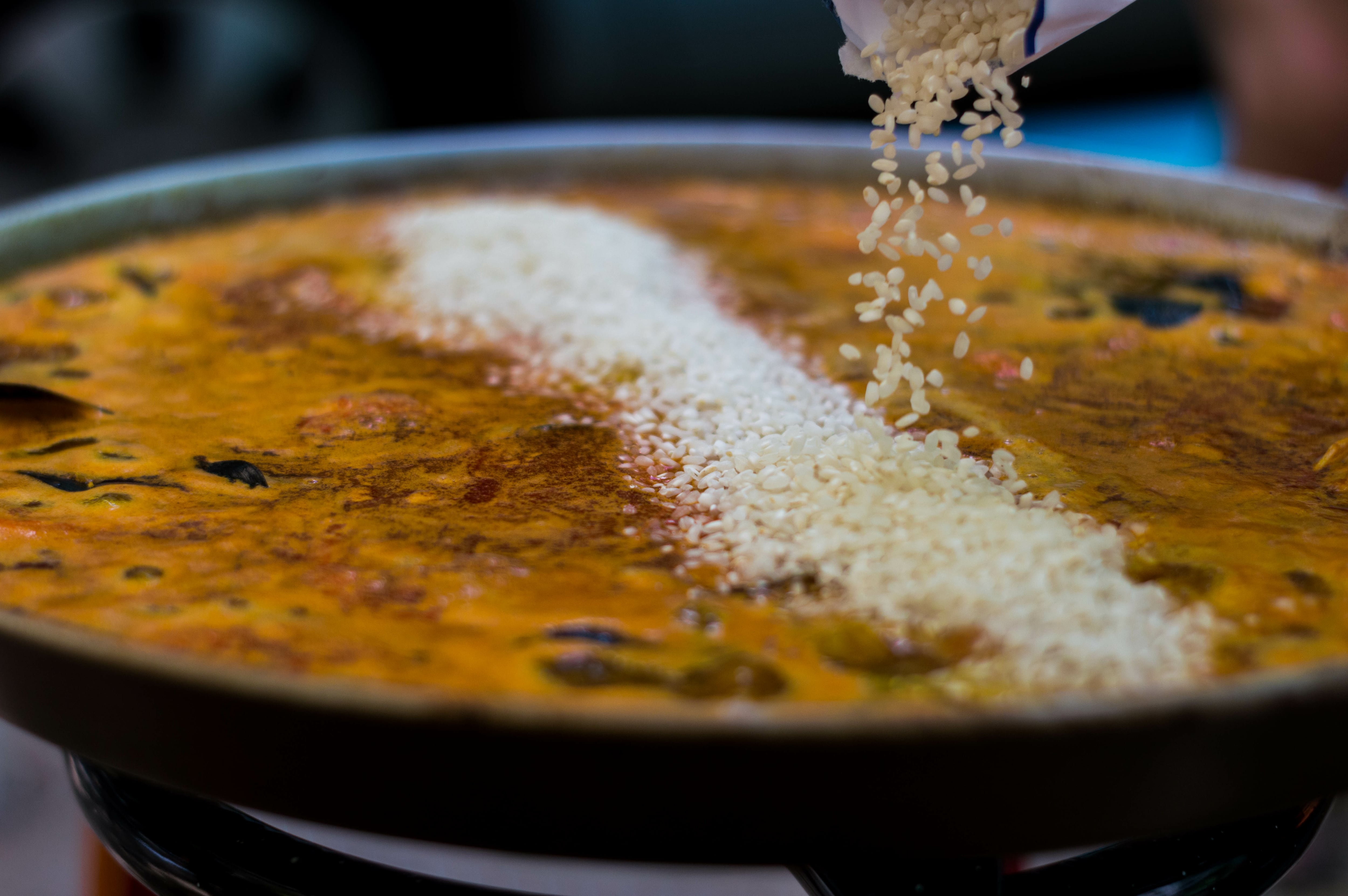 Proceso de elaboración de una paella valenciana (Adobe Stock)
