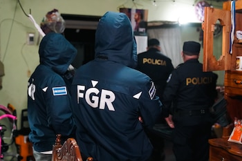 La estructura del fraude se detectó tras denuncias y mediante investigación de movimientos bancarios y pruebas digitales en redes sociales. (Foto: FGR)