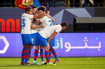 El delantero del Barcelona Robert Lewandowski (2-i) celebra con sus compañeros tras marcar ante Osasuna, durante la segunda semifinal de la Supercopa de España que FC Barcelona y CA Osasuna en el estadio Al-Awwal Park de Riad, en Arabia Saudí. EFE/Juan Carlos Cárdenas