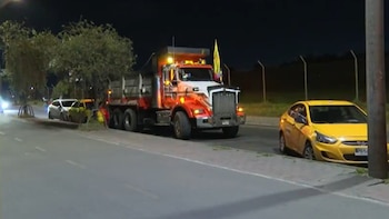 Luego de estrellar varios vehículos en Suba, conductor de volqueta huyó y se lanzó al río Bogotá: esto se sabe