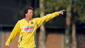 Daniel Alberto Brailovsky Poliak, conocido popularmente como "El Ruso" Brailovsky, no es de nacionalidad mexicana por nacimiento, sino un exfutbolista, director técnico y analista de televisión argentino naturalizado mexicano e israelí - crédito AFP
