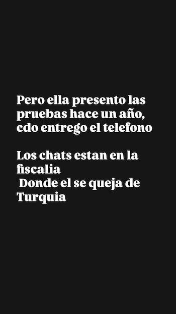 Fondo negro con texto blanco. El texto menciona la entrega de un teléfono con pruebas, chats en fiscalía y quejas de una persona sobre Turquía
