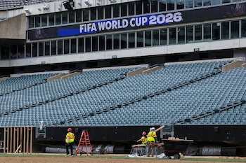 Trabajadores acondicionan un estadio en preparación para la Copa del Mundo 2026, en un contexto de expansión del interés por el fútbol en todo el país.