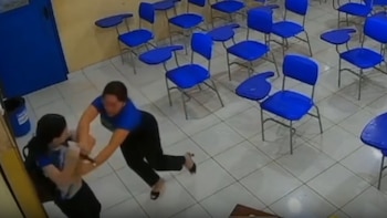 Brasil: una alumna de 17 años apuñaló por la espalda a su maestra en el aula, confesó que lo hizo porque no le caía bien y el ataque quedó filmado