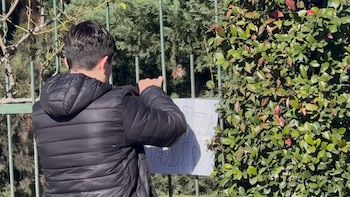 El emocionante testimonio de un joven que llevó un cartel para Lionel Messi a la despedida de su papá Jorge