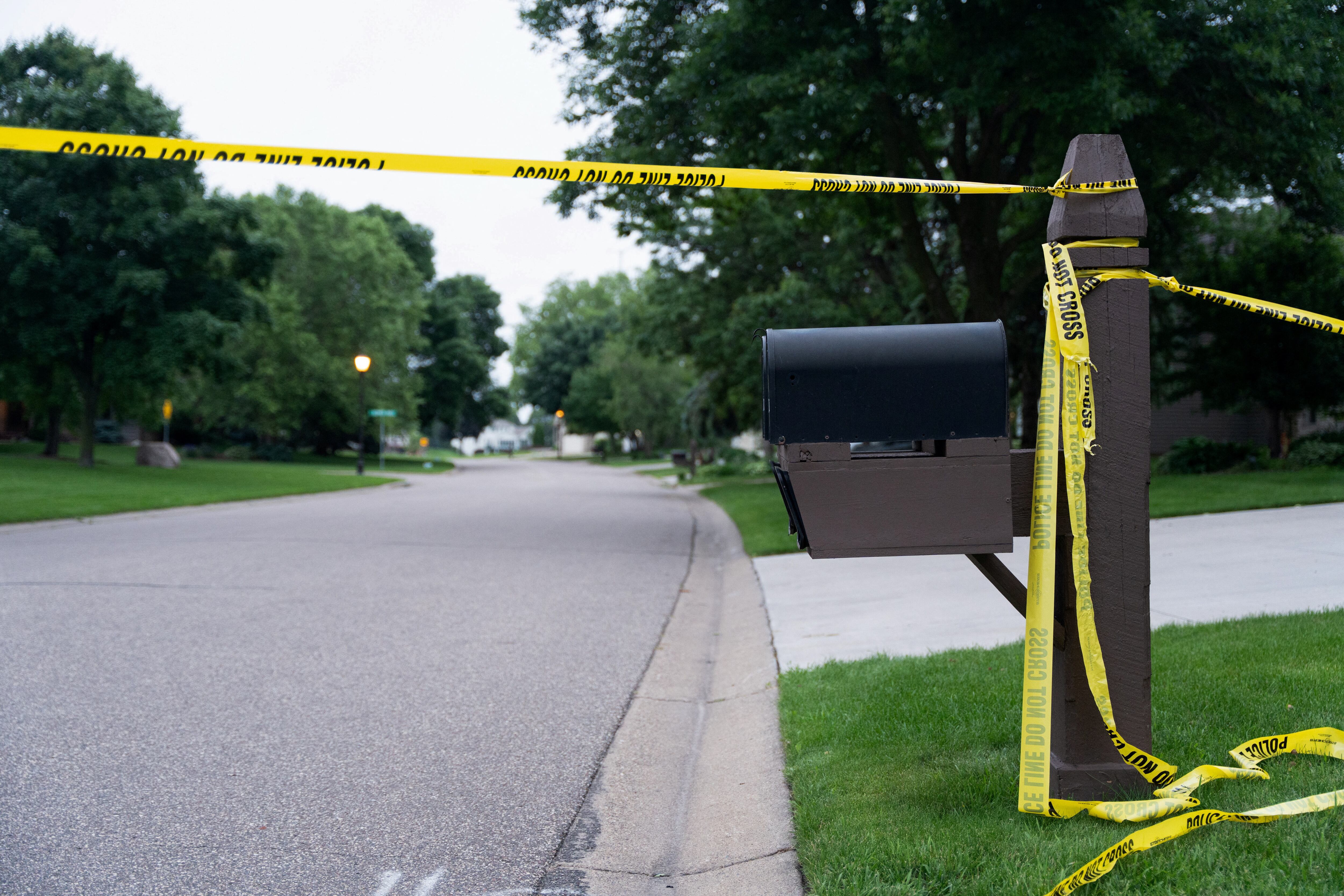 La policía halló armas tipo AK, un sombrero vaquero, y folletos del grupo No Kings en el vehículo usado en el ataque. (REUTERS/Tim Evans)