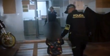 Un niño de seis años fue encontrado pidiendo ayuda a través de una reja en Kennedy. Según las autoridades, no había comido y presentaba precarias condiciones de aseo. - crédito captura de video