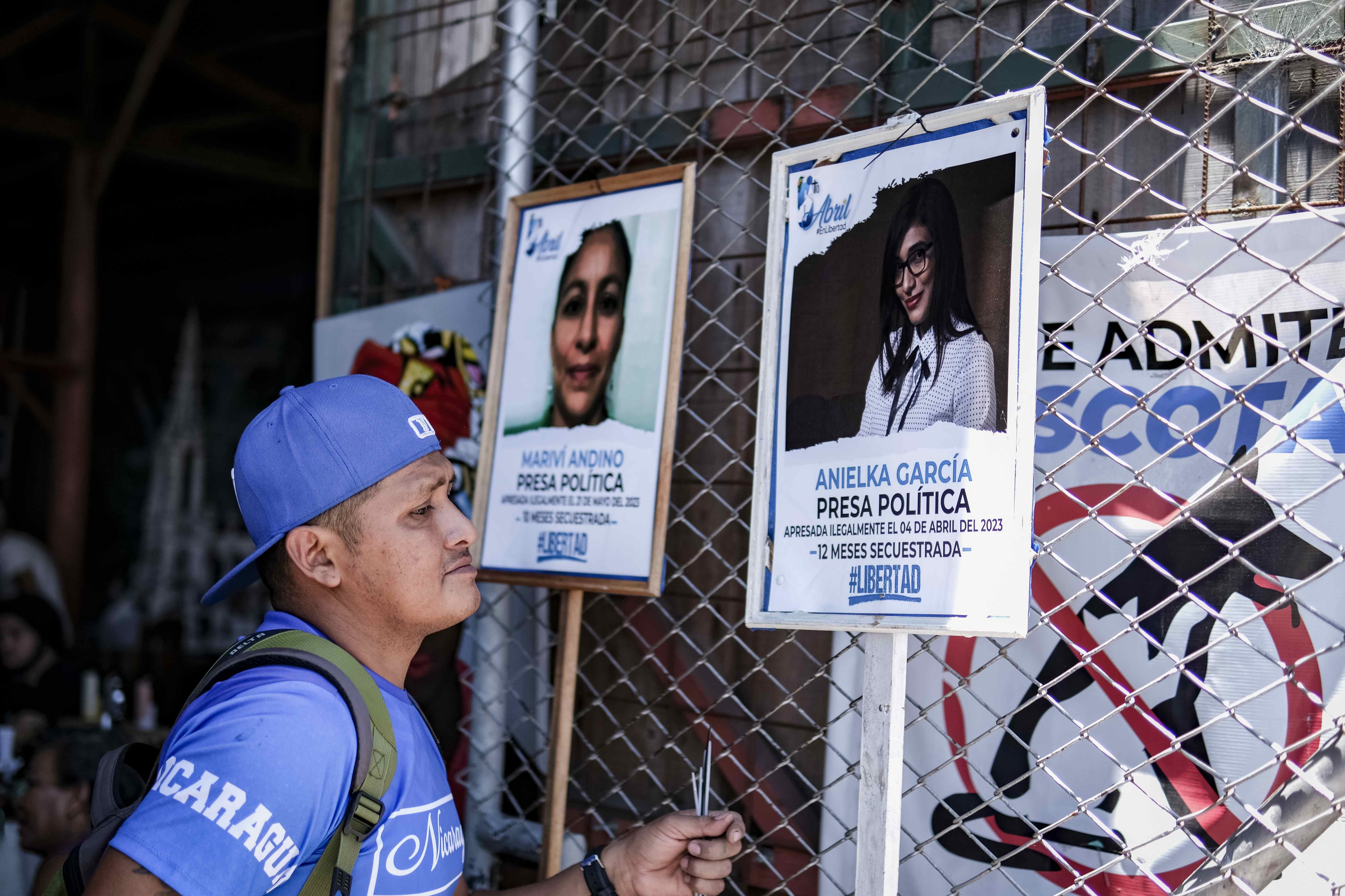 Fotografía de archivo en donde se ve a un hombre que observa fotos de personas detenidas por el régimen del presidente nicaragüense Daniel Ortega (EFE/ Jeffrey Arguedas)