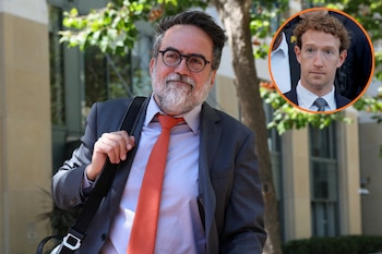 Hombre con barba, lentes, traje y corbata naranja camina; en recuadro circular, imagen de Mark Zuckerberg