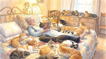 Ilustración de acuarela de una anciana en cama leyendo un libro, rodeada por más de veinte gatos de diversos colores y tamaños. Algunos duermen en el edredón y otros en el tocador.