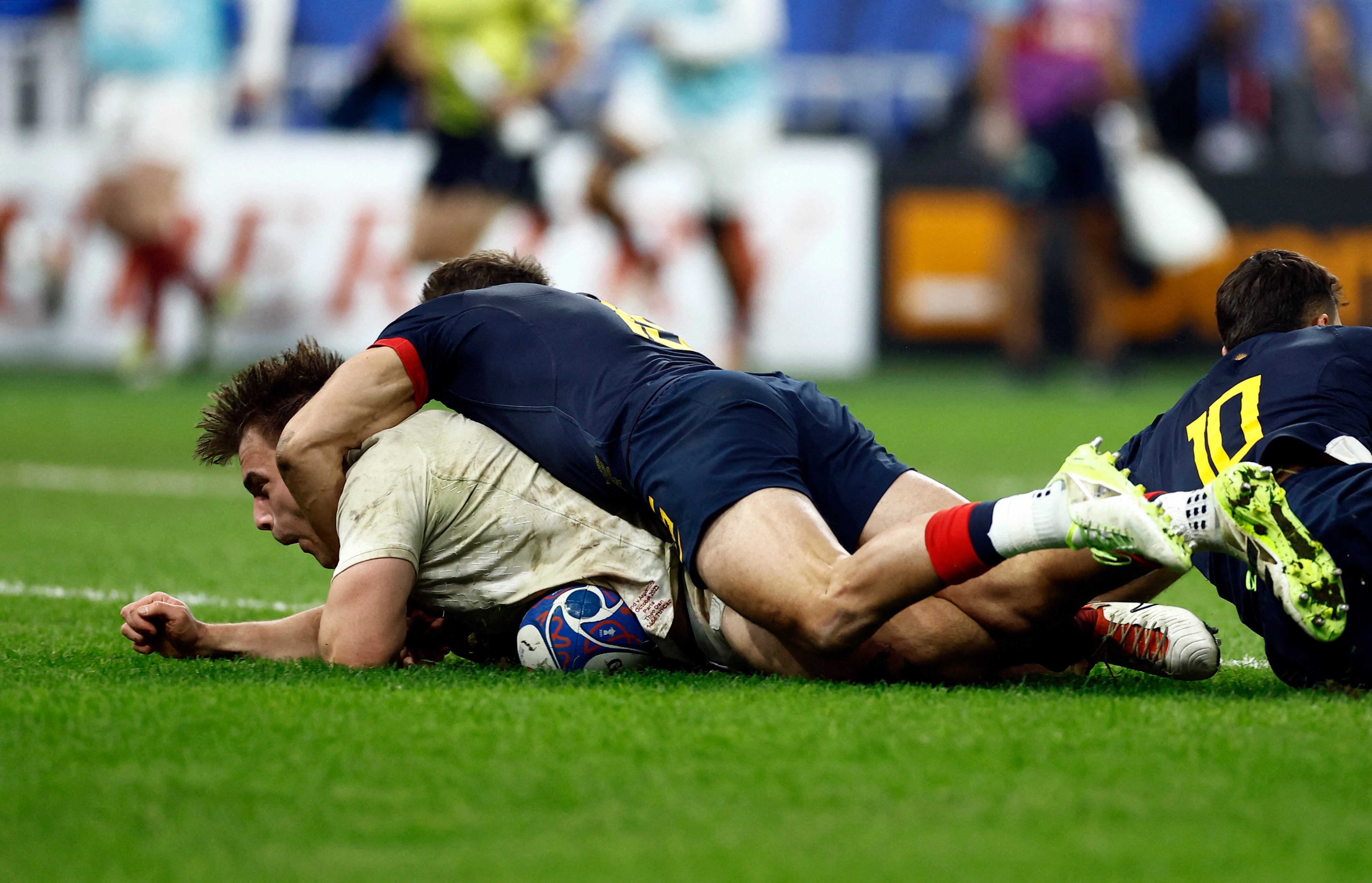Dan scores anota el try para Inglaterra (REUTERS/Christian Hartmann)
