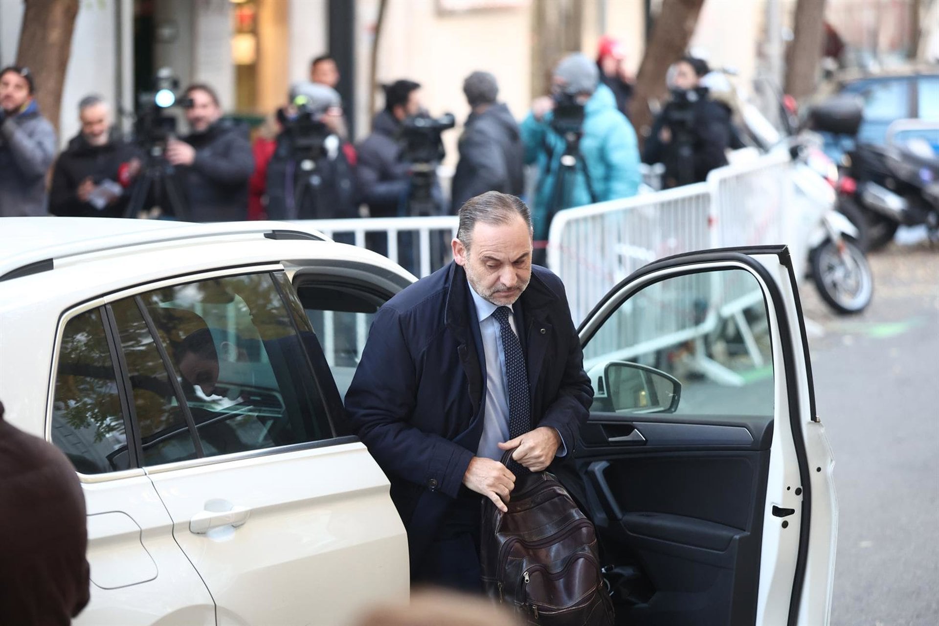 27/11/2025 El exministro José Luis Abalos a su llegada al Tribunal Supremo, a 27 de noviembre de 2025, en Madrid (España). El magistrado del Tribunal Supremo, Leopoldo Puente, ha citado al exministro José Luis Ábalos y al exasesor Koldo García a comparecer hoy para decidir si les envía a prisión, como piden las acusaciones populares lideradas por el PP, de cara al juicio que se celebrará en contra de ambos por presuntas irregularidades en los contratos de mascarillas adjudicados por Transportes durante la pandemia.POLITICA Eduardo Parra - Europa Press