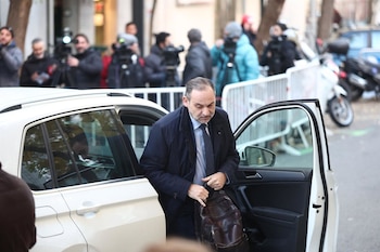 27/11/2025 El exministro José Luis Abalos a su llegada al Tribunal Supremo, a 27 de noviembre de 2025, en Madrid (España). El magistrado del Tribunal Supremo, Leopoldo Puente, ha citado al exministro José Luis Ábalos y al exasesor Koldo García a comparecer hoy para decidir si les envía a prisión, como piden las acusaciones populares lideradas por el PP, de cara al juicio que se celebrará en contra de ambos por presuntas irregularidades en los contratos de mascarillas adjudicados por Transportes durante la pandemia.
POLITICA
Eduardo Parra - Europa Press