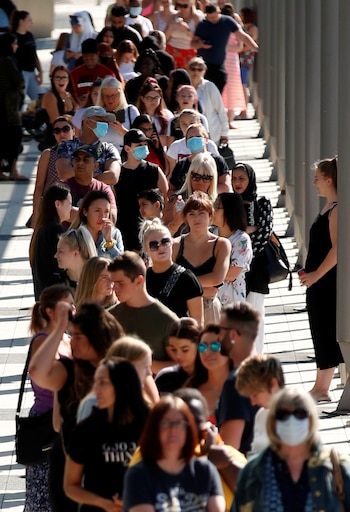 Fila en MK1 Shopping & Leisure Park, en la ciudad de Milton Keynes. Los grandes almacenes, los minoristas de ropa, las tiendas de electricidad y las librerías han estado cerradas desde el 23 de marzo, cuando el Primer Ministro Boris Johnson impuso un cierre para limitar la propagación del coronavirus (Reuters)