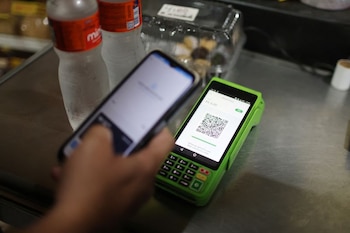 FOTO DE ARCHIVO: Una persona paga utilizando su teléfono móvil con la modalidad de pago electrónico instantáneo conocida como PIX, en una tienda de Río de Janeiro, Brasil. 1 de abril de 2024. REUTERS/Pilar Olivares/Archivo