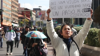 Comerciantes, productores y artesanos exigieron el fin de los bloqueos de vías en Bolivia
