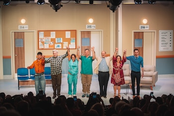 Además de Malena Guinzburg, al elenco de Casual lo compone Carlos Belloso, Diego Gentile, Mica Lapegüe, Claudio Martínez Bel, Julián Ponce Campos y Lucas Wainraich