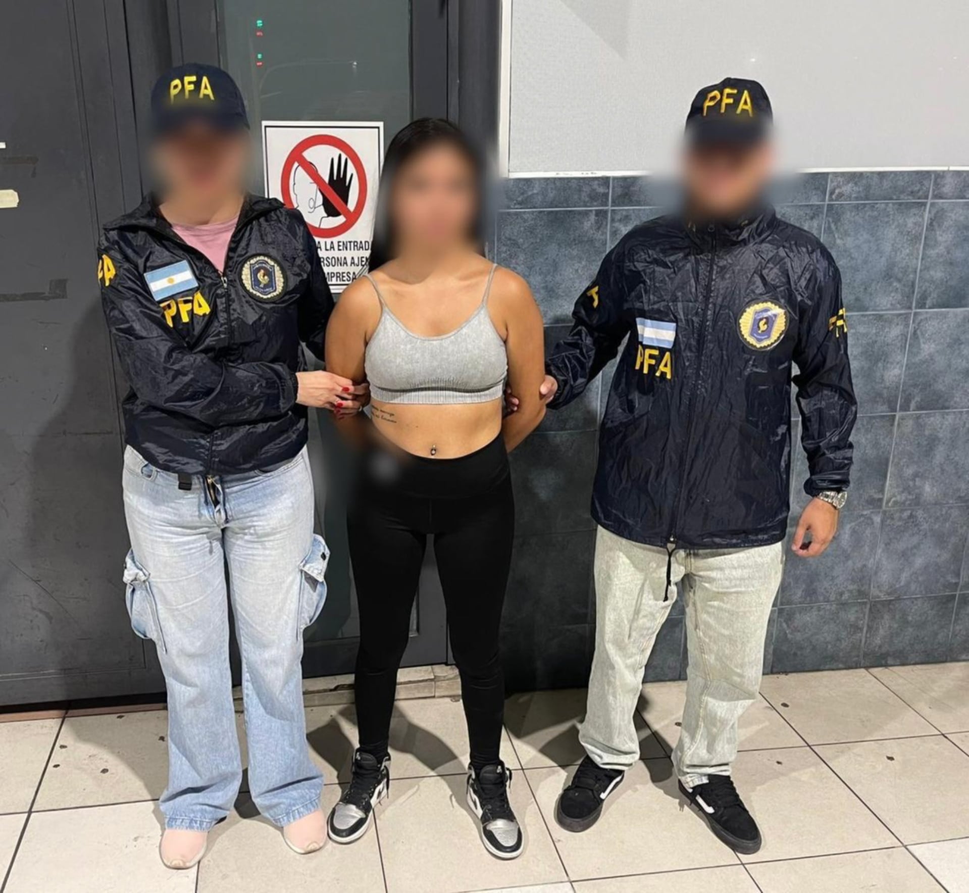 Una mujer, buscada por estafa y falsa denuncia, es detenida por agentes de la PFA en La Matanza, poniendo fin a su condición de prófuga (Policía Federal)