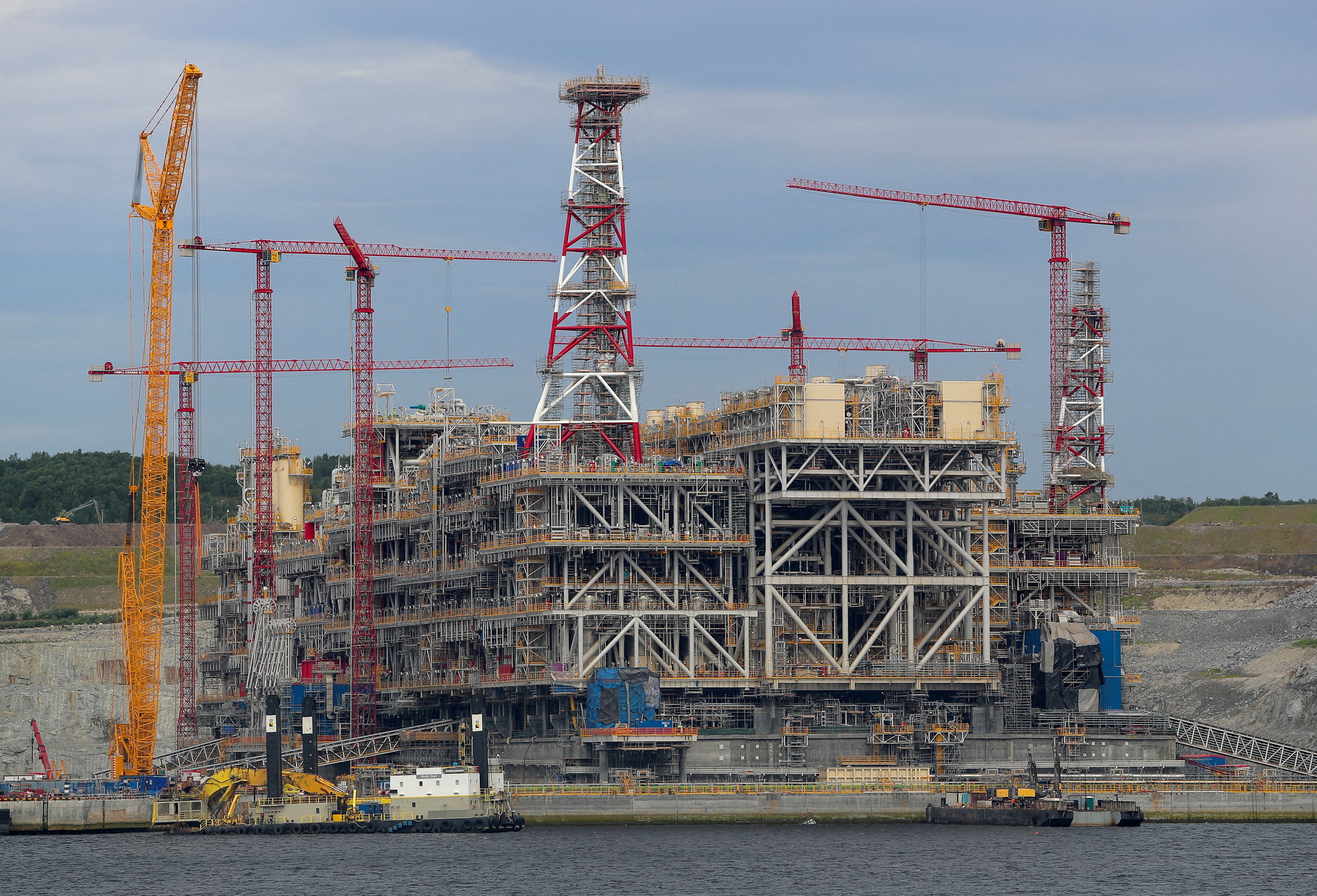 Una estructura de hormigón basada en la gravedad (GBS) de la empresa conjunta Arctic LNG 2 en construcción en un dique seco del centro de construcción de GNL cerca del asentamiento de Belokamenka, región de Murmansk, Rusia. (REUTERS)