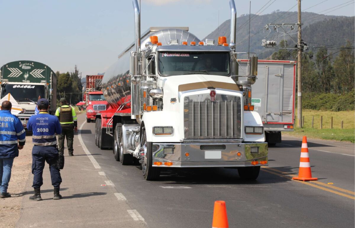 Las restricciones para vehículos de carga superiores a 3.4 toneladas aplican en los corredores Chía-Mosquera-La Mesa-Girardot y ramales, con horarios específicos durante el puente festivo - crédito Colprensa