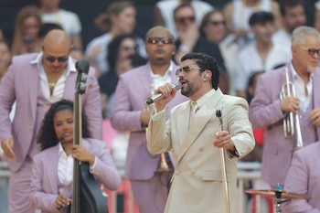 El cantante y compositor puertorriqueño Bad Bunny durante el concierto que ha ofrecido este sábado en el estadio Metropolitano, en Madrid. / EFE - Juanjo Martín