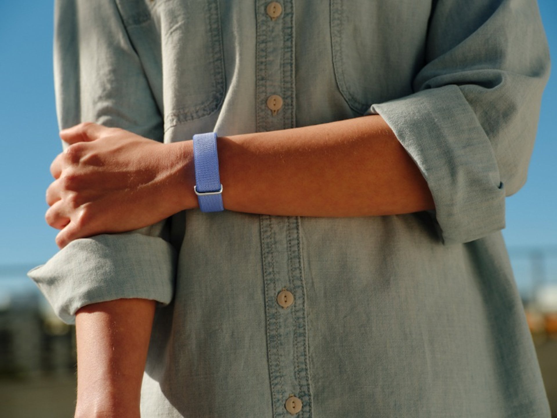 Google presentó Fitbit Air, una pulsera inteligente sin pantalla pensada para el seguimiento constante de la salud y el descanso. (Google)
