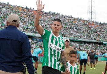 El futbolista colombiano James Rodríguez saluda a aficionados durante su presentación como nuevo jugador de Atlético Nacional, en el estadio Atanasio Girardot de Medellín - crédito EFE