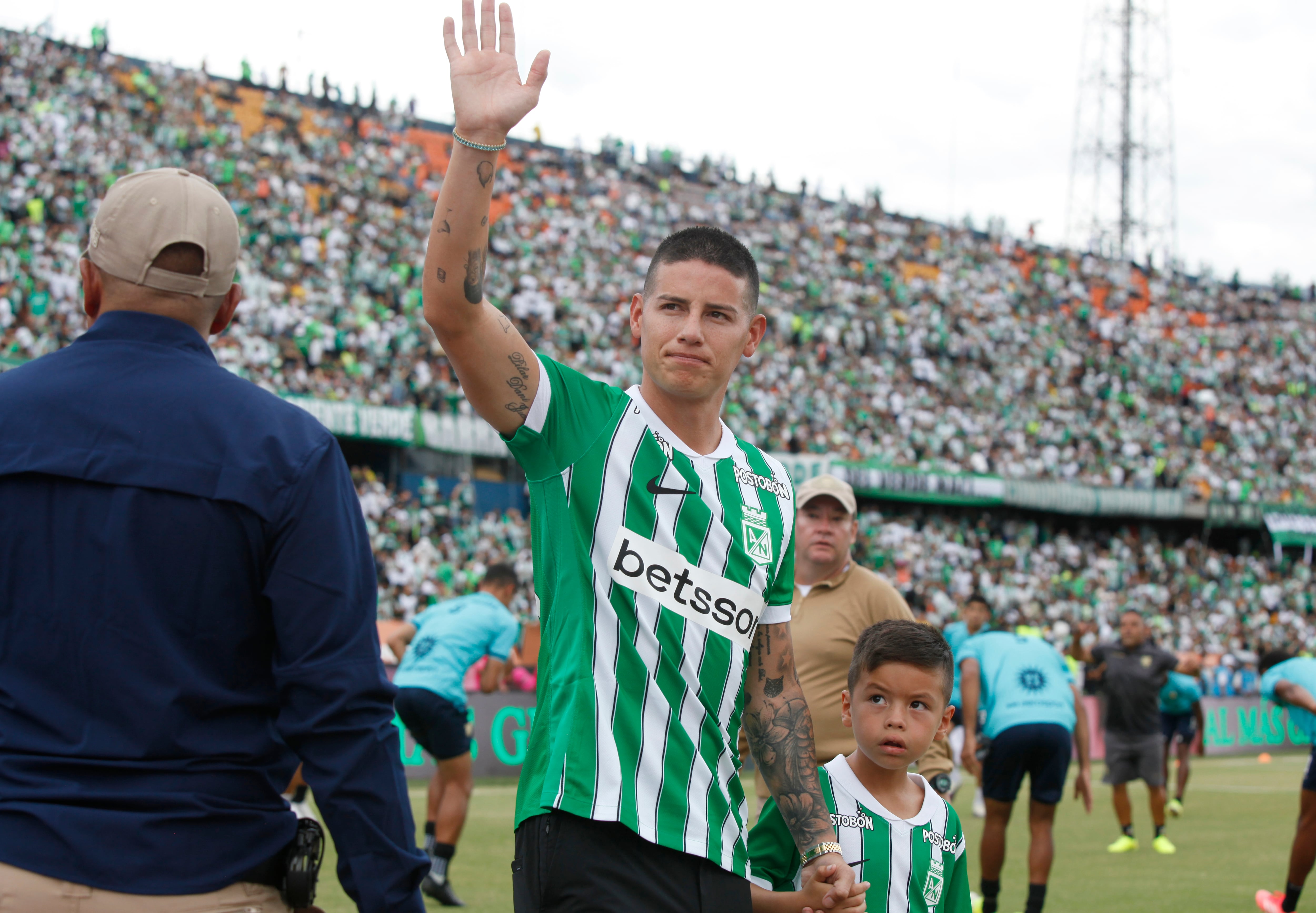 El futbolista colombiano James Rodríguez saluda a aficionados durante su presentación como nuevo jugador de Atlético Nacional, en el estadio Atanasio Girardot de Medellín - crédito EFE