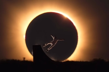 El skater Danny León durante el eclipse solar en España