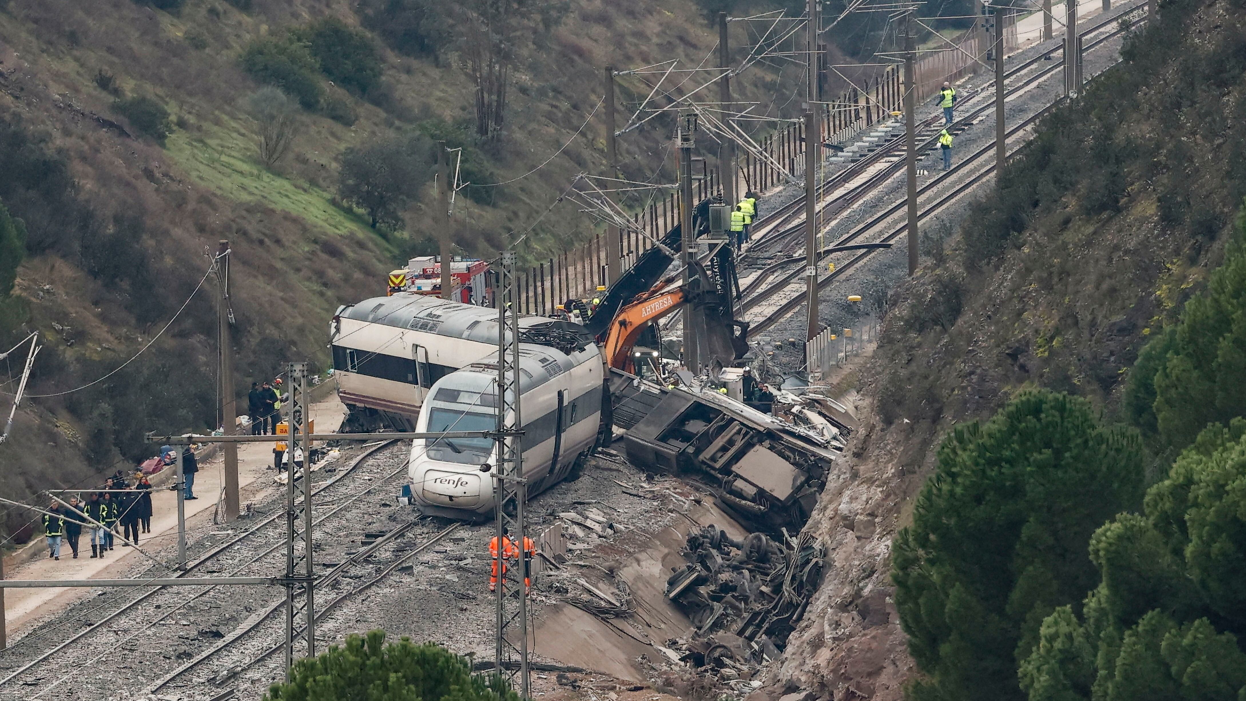 Restos del Alvia siniestrado en la colisión con un Iryo el pasado domingo aún en la vía (EFE/ J.J. Guillen)