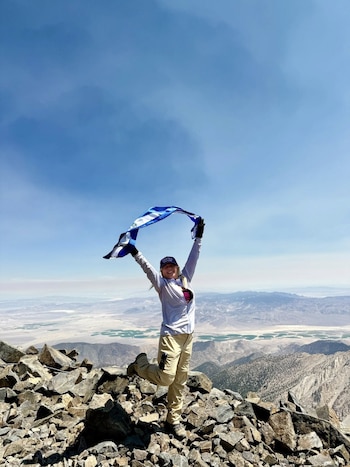 Arrué denuncia barreras de género y económicas en el alpinismo, animando a las mujeres salvadoreñas a luchar por sus sueños en la montaña. (Foto: Alfa Karina Arrué)