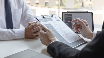 Un hombre contacta por LinkedIn