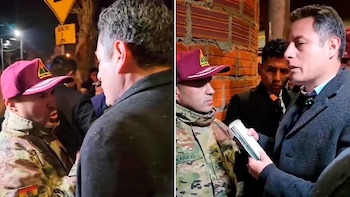 Composición de dos fotos de Edmand Lara conversando de noche con un militar en uniforme de camuflaje y gorra guinda