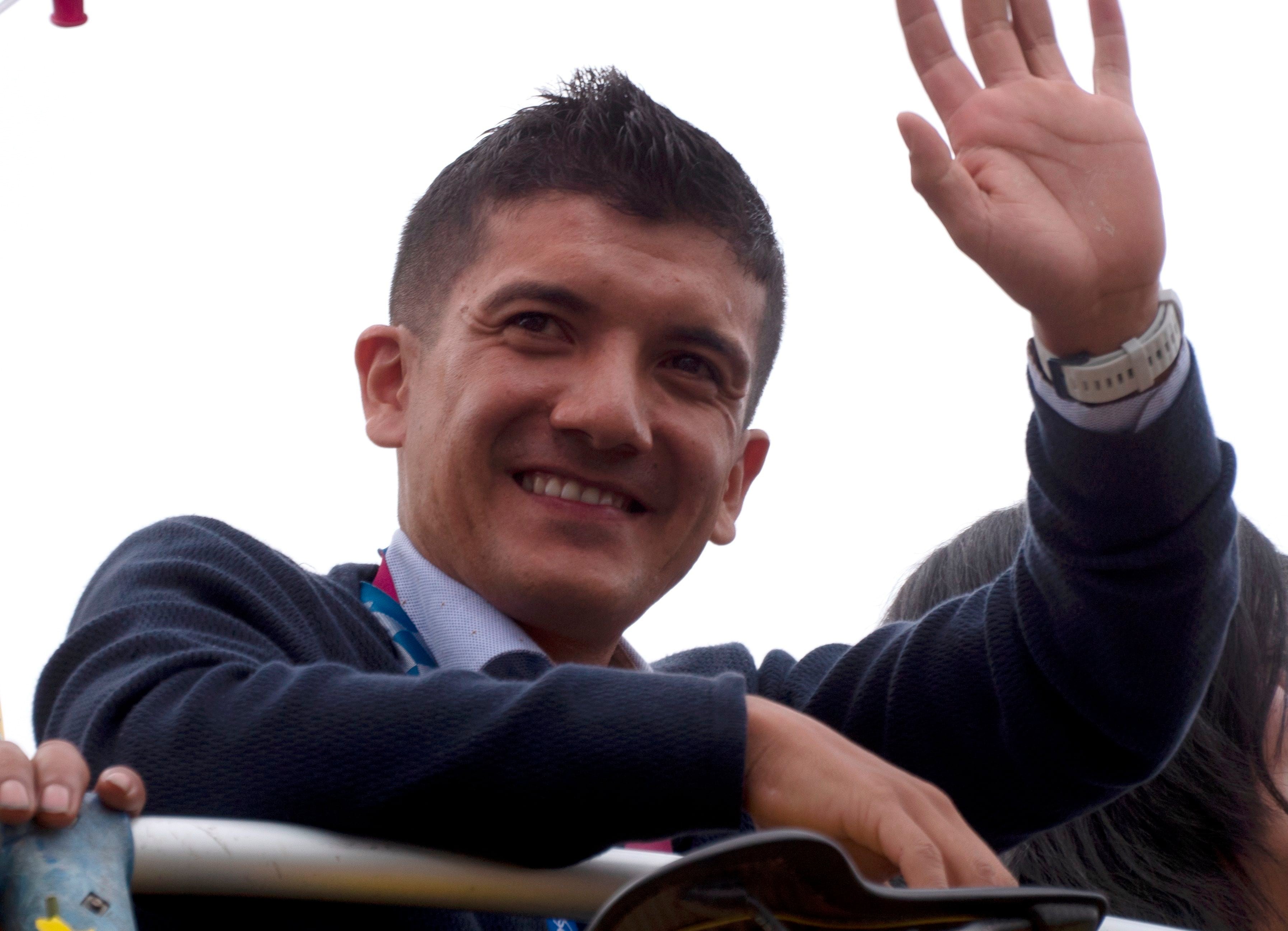 El ciclista Richard Carapaz, ganador de la medalla de oro en los pasados Juegos Olímpicos de Tokio, saluda a autoridades, amigos, familiares y seguidores durante su recibimiento hoy, en Tulcán (Ecuador) (EFE/ Xavier Montalvo)