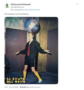 Un personaje de televisión disfrazado de El Chavo del Ocho equilibra un globo terráqueo en su cabeza. Viste traje de marinero, calcetines amarillos y zapatos
