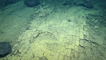 Científicos descubren un camino de baldosas amarillas en el fondo del océano: “Es el camino a la Atlántida”