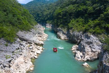 HANDOUT - Rafting en las aguas verdes de la Huasteca Potosina. Foto: huaxteca.com/dpa - ATENCIÓN: Sólo para uso editorial con el texto adjunto y mencionando el crédito completo
