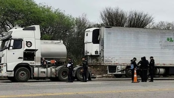 Conmoción en Salta: un camionero fue aplastado por su vehículo cuando lo arreglaba en la banquina y murió